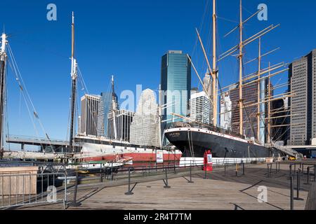 US, New York, Tall navi nel distretto storico del porto marittimo con il distretto finanziario in background. Foto Stock