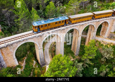 Veduta aerea del treno storico d'epoca tren de Soller che attraversa il viadotto Cinc-Ponts. Questo treno collega Palma di Maiorca a Soller, Maiorca, Bal Foto Stock