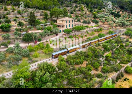 Vista aerea vicino al villaggio di Soller. Paesaggio di tren de Soller treno storico d'epoca che collega Palma di Maiorca a Soller, Maiorca, Baleari Foto Stock