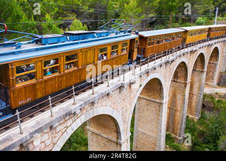 Veduta aerea del treno storico d'epoca tren de Soller che attraversa il viadotto Cinc-Ponts. Questo treno collega Palma di Maiorca a Soller, Maiorca, Bal Foto Stock