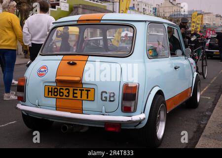 Brighton, Regno Unito - Maggio 19 2019: Una striscia blu chiaro e arancione Mini che partecipa al London Brighton Mini Run 2019 sul lungomare di Brighton. Foto Stock