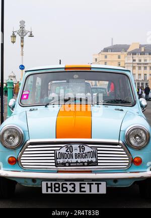 Brighton, Regno Unito - Maggio 19 2019: Una striscia blu chiaro e arancione Mini che partecipa al London Brighton Mini Run 2019 sul lungomare di Brighton Foto Stock