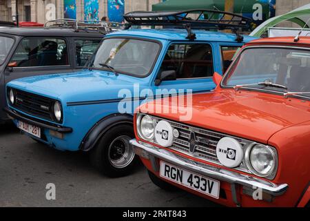 Brighton, Regno Unito - Maggio 19 2019: Rosso e blu Mini auto in picchiata parte nel London Brighton Mini Run 2019 sul lungomare di Brighton Foto Stock