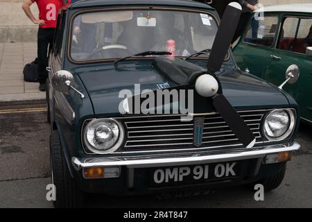 Brighton, UK - Maggio 19 2019: Una mini-auto nera con elica sopra il motore è in mostra come parte del London Brighton Mini Run 2019 sul lungomare Foto Stock
