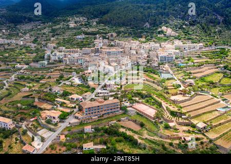 Vista aerea della costa occidentale di Maiorca Mallorca, Banyalbufar, villaggio di montagna e campi da terrazza, Serra de Tramuntana, Maiorca, Isole Baleari, Spagna. Foto Stock