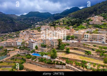 Vista aerea della costa occidentale di Maiorca Mallorca, Banyalbufar, villaggio di montagna e campi da terrazza, Serra de Tramuntana, Maiorca, Isole Baleari, Spagna. Foto Stock