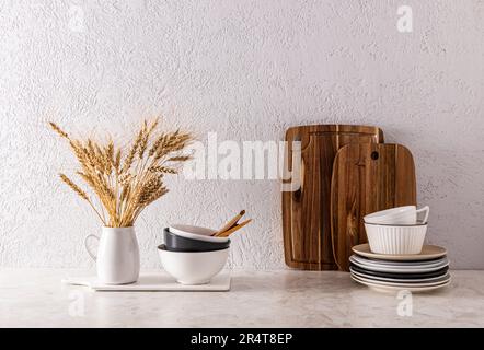 Sfondo cucina elegante e moderna. Articoli e utensili ecologici sul piano della cucina. Interni dal design confortevole e accogliente Foto Stock