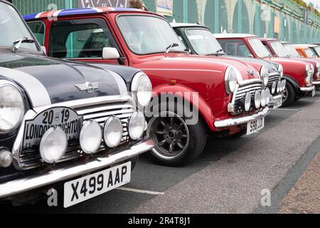 Brighton, Regno Unito - Maggio 19 2019: Una fila di Mini Cooper line up sul lungomare di Brighton come parte del London Brighton Mini Run 2019. Foto Stock