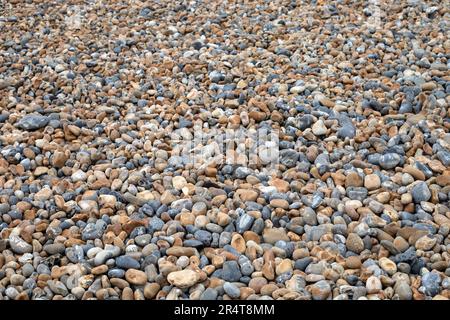 La spiaggia di ciottoli a Brighton, Inghilterra, Regno Unito. I ciottoli grigi e marroni possono essere utilizzati come sfondo. Foto Stock