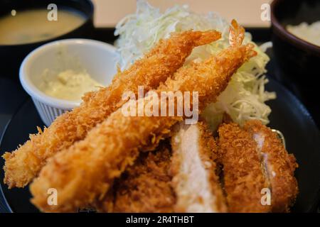 Tonkatsu con gambero fritto impanato panko con cavolo grattugiato. Foto Stock