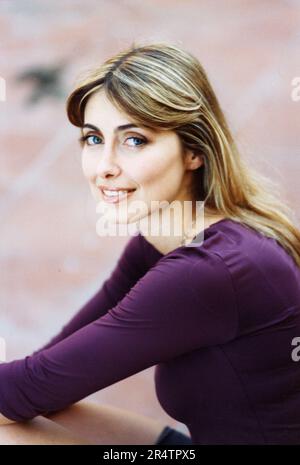 Showgirl bionda italiana in posa per la foto, Italia 2000s Foto Stock