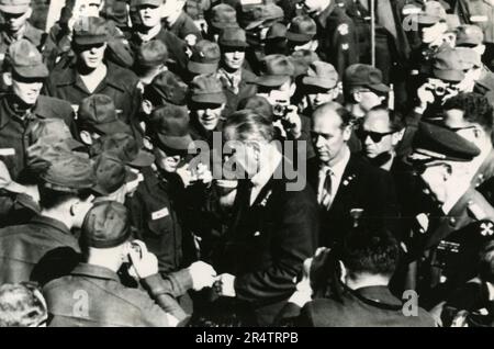 Il presidente DEGLI STATI UNITI Lyndon Johnson in visita ai soldati americani a Camp Stanley, Corea del Sud 1966 Foto Stock