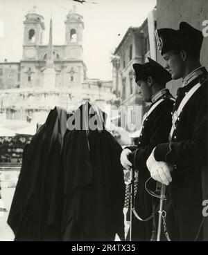 Monache e Carabinieri a Piazza di Spagna, Roma, Italia 1950s Foto Stock