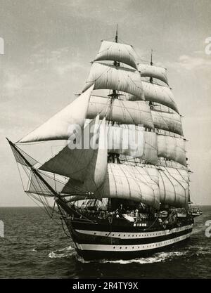 Nave da addestramento della Marina Amerigo Vespucci vela, Italia 1960s Foto Stock