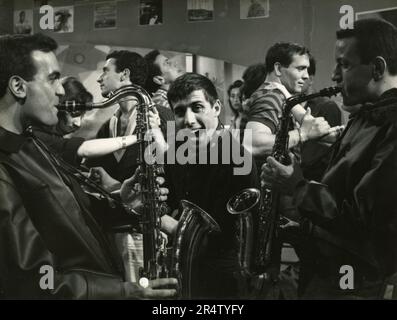 Il cantante e attore italiano Adriano Celentano nel film The Jukebox Kids, Italia 1959 Foto Stock