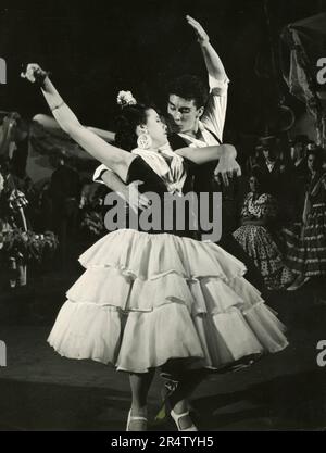 Coppia che indossa abiti tradizionali spagnoli che ballano Flamenco, Spagna 1970s Foto Stock