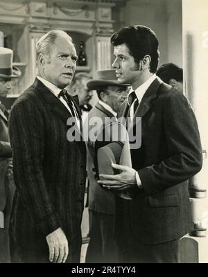 Gli attori americani Lyle Bettger e Sammy Jackson nel film The Fastest Guitar Alive, 1967 Foto Stock