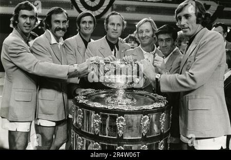 I tennisti australiani Mal Anderson, Rod Laver, John Newcombe, Ken Rosewall e altri della squadra dopo aver vinto la Coppa Davis, USA 1973 Foto Stock