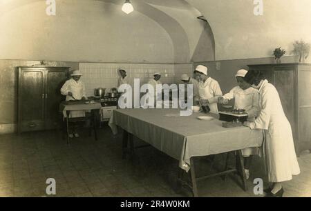 Economia di casa: Corso di cucina: Studentesse della scuola di formazione professionale Cristoforo Colombo aka Luigi Razza, Italia 1935 Foto Stock