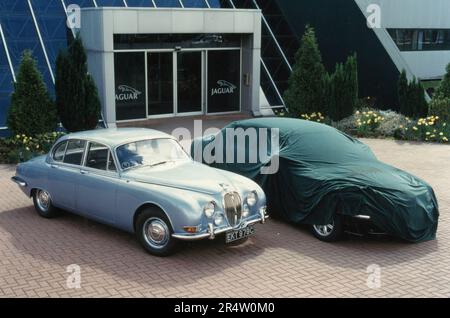 La nuova berlina S-Type Jaguar Car si avvolge accanto alla vettura originale degli anni '60, UK 1999 Foto Stock