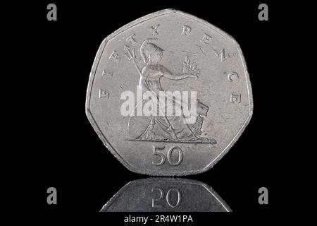 Britannia, la figura allegorica femminile che simboleggia la Gran Bretagna. Questo disegno è raffigurato su una moneta da $50p che è stata emessa nel 1982,1983 & 1985 Foto Stock