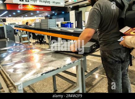 Controllo di sicurezza dei bagagli a mano prima dell'ingresso all'aeroporto internazionale Zvartnots di Erevan, Armenia. Foto Stock