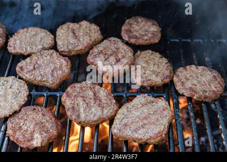 Processo di cottura carne di manzo alla griglia hamburger barbecue fuoco fiamma per hamburger Foto Stock