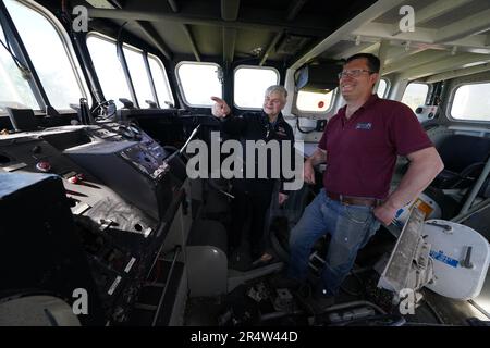 Martyn Steedman insieme a David Buchan dalla RNLI nella timoneria a bordo dell'ex scialuppa di salvataggio RNLI dopo essere stato abbassato nel suo campeggio presso la Mains Farm a Thornhill, Stirlingshire, dove la nave Tyne Class da 26 tonnellate sarà trasformata in un baccello glamping. Data immagine: Martedì 30 maggio 2023. Foto Stock