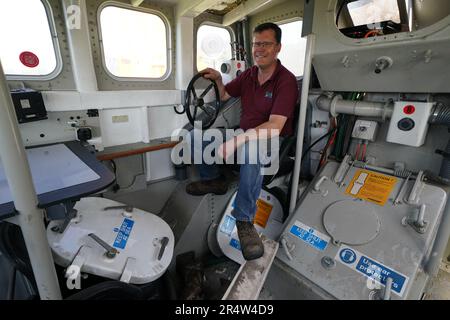 Martyn Steedman nella timoneria a bordo di un ex scialuppa di salvataggio RNLI dopo essere stato abbassato nel suo campeggio presso la Mains Farm a Thornhill, Stirlingshire, dove la nave Tyne Class da 26 tonnellate sarà trasformata in un baccello glamping. Data immagine: Martedì 30 maggio 2023. Foto Stock