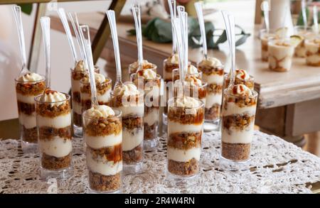 Evento sociale; Presentazione individuale di dolci e dessert per gli ospiti del party Foto Stock