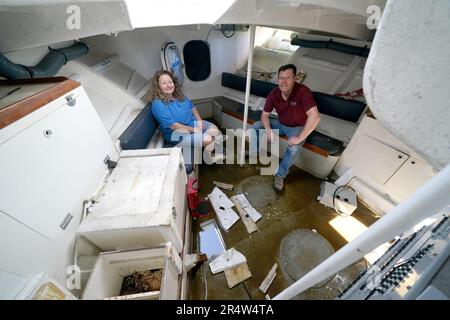 Martyn Steedman con Louise Cross nella cabina dei superstiti di fronte a bordo di un'ex scialuppa di salvataggio RNLI dopo essere stata abbassata nel suo campeggio presso la Mains Farm a Thornhill, Stirlingshire, dove la nave Tyne Class da 26 tonnellate sarà trasformata in un baccello glamping. Data immagine: Martedì 30 maggio 2023. Foto Stock