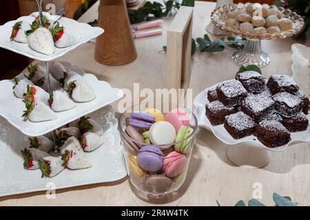 Tavolo con dolci, dessert e torta; tavolo decorato per la reception. Foto Stock