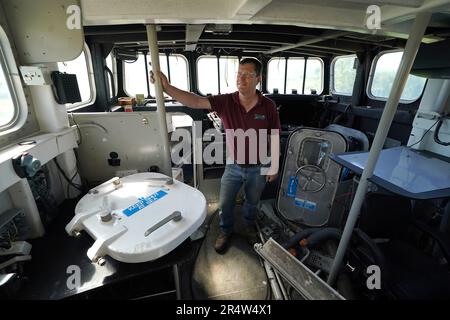 Martyn Steedman nella timoneria a bordo di un ex scialuppa di salvataggio RNLI dopo essere stato abbassato nel suo campeggio presso la Mains Farm a Thornhill, Stirlingshire, dove la nave Tyne Class da 26 tonnellate sarà trasformata in un baccello glamping. Data immagine: Martedì 30 maggio 2023. Foto Stock