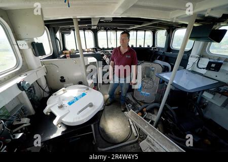 Martyn Steedman nella timoneria a bordo di un ex scialuppa di salvataggio RNLI dopo essere stato abbassato nel suo campeggio presso la Mains Farm a Thornhill, Stirlingshire, dove la nave Tyne Class da 26 tonnellate sarà trasformata in un baccello glamping. Data immagine: Martedì 30 maggio 2023. Foto Stock