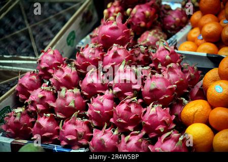 Dhaka, Bangladesh. Il venditore del Bangladesh vende frutta su un mercato di strada a Dhaka, Bangladesh, il 25 maggio 2023. Il Bangladesh importa circa 1,58 milioni di chilogrammi Foto Stock