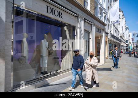 Londra, Regno Unito. 30 maggio 2023. La gente passa davanti al negozio Dior designer in New Bond Street. I rappresentanti dei settori alberghiero, retail e turistico chiedono che la decisione del Tesoro di abolire l’esenzione IVA per i turisti stranieri venga revocata. L’Associazione del commercio al dettaglio Internazionale ha riferito che mentre la spesa turistica del Regno Unito è tornata ai livelli pre-pandemici del 2019, tale spesa in Francia, Germania, Spagna e Italia è due o tre volte superiore ai livelli pre-Covid e la differenza è spiegata nel Regno Unito dalla cosiddetta “tassa turistica”. Credit: Stephen Chung / Alamy Live News Foto Stock