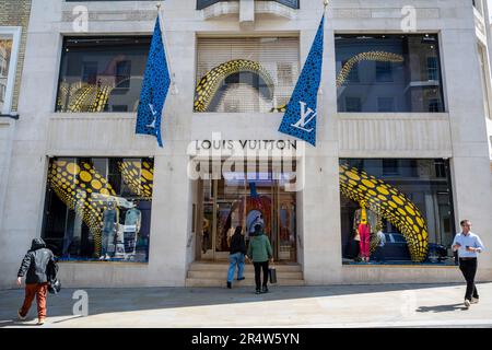 Londra, Regno Unito. 30 maggio 2023. La gente passa davanti al negozio di designer Louis Vuitton a New Bond Street. I rappresentanti dei settori alberghiero, retail e turistico chiedono che la decisione del Tesoro di abolire l’esenzione IVA per i turisti stranieri venga revocata. L’Associazione del commercio al dettaglio Internazionale ha riferito che mentre la spesa turistica del Regno Unito è tornata ai livelli pre-pandemici del 2019, tale spesa in Francia, Germania, Spagna e Italia è due o tre volte superiore ai livelli pre-Covid e la differenza è spiegata nel Regno Unito dalla cosiddetta “tassa turistica”. Credit: Stephen Chung / Alamy Live News Foto Stock