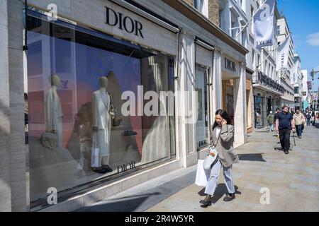 Londra, Regno Unito. 30 maggio 2023. La gente passa davanti al negozio Dior designer in New Bond Street. I rappresentanti dei settori alberghiero, retail e turistico chiedono che la decisione del Tesoro di abolire l’esenzione IVA per i turisti stranieri venga revocata. L’Associazione del commercio al dettaglio Internazionale ha riferito che mentre la spesa turistica del Regno Unito è tornata ai livelli pre-pandemici del 2019, tale spesa in Francia, Germania, Spagna e Italia è due o tre volte superiore ai livelli pre-Covid e la differenza è spiegata nel Regno Unito dalla cosiddetta “tassa turistica”. Credit: Stephen Chung / Alamy Live News Foto Stock