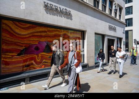 Londra, Regno Unito. 30 maggio 2023. La gente passa davanti al negozio di design Hermés in New Bond Street. I rappresentanti dei settori alberghiero, retail e turistico chiedono che la decisione del Tesoro di abolire l’esenzione IVA per i turisti stranieri venga revocata. L’Associazione del commercio al dettaglio Internazionale ha riferito che mentre la spesa turistica del Regno Unito è tornata ai livelli pre-pandemici del 2019, tale spesa in Francia, Germania, Spagna e Italia è due o tre volte superiore ai livelli pre-Covid e la differenza è spiegata nel Regno Unito dalla cosiddetta “tassa turistica”. Credit: Stephen Chung / Alamy Live News Foto Stock