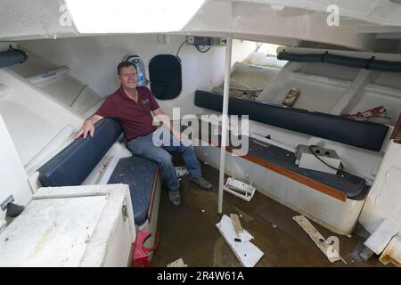 Martyn Steedman nella cabina dei superstiti di fronte a bordo di un'ex scialuppa di salvataggio RNLI dopo essere stato abbassato nel suo campeggio presso la Mains Farm di Thornhill, Stirlingshire, dove la nave Tyne Class da 26 tonnellate sarà trasformata in un baccello glamping. Data immagine: Martedì 30 maggio 2023. Foto Stock