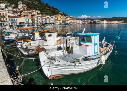 Barche da pesca nel porto di Gytheio (Gythio), Golfo Laconiano, Penisola mani, Peloponneso, Grecia Foto Stock