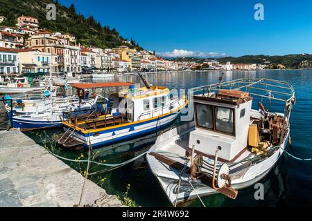 Barche da pesca nel porto di Gytheio (Gythio), Golfo Laconiano, Penisola mani, Peloponneso, Grecia Foto Stock