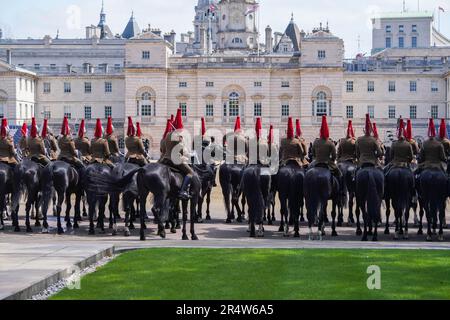 Londra Regno Unito. 30 maggio 2023 i membri del reggimento di cavalleria casalinghi partecipano alle prove di Trooping the Colour sulla parata Horse Guards in vista delle celebrazioni per il compleanno di Re Carlo III. Credit: amer Ghazzal/Alamy Live News Foto Stock