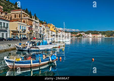 Barche da pesca nel porto di Gytheio (Gythio), Golfo Laconiano, Penisola mani, Peloponneso, Grecia Foto Stock