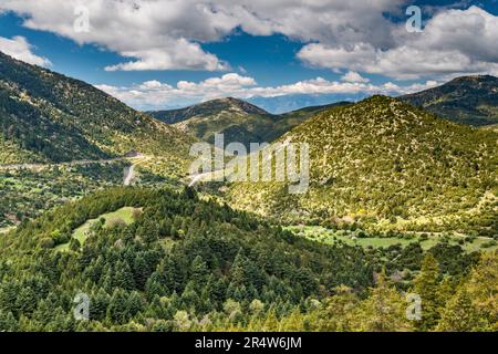 Parnon Massif (Parnonas Mountains), tornanti sulla strada statale SW di Kosma, regione di Laconia, regione del Peloponneso, Grecia Foto Stock
