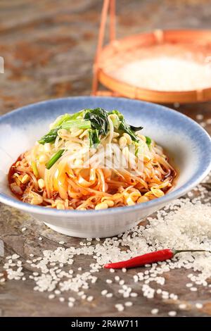 Spaghetti alla salsa，Liangpi，piatto cinese composto da spaghetti di pelle fredda a base di farina di grano o riso，spaghetti di riso cinesi Foto Stock