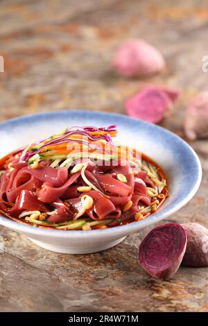 Spaghetti alla salsa，Liangpi，piatto cinese composto da spaghetti di pelle fredda a base di farina di grano o riso，spaghetti di riso cinesi Foto Stock