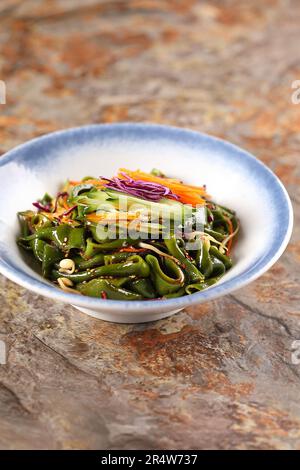 Spaghetti alla salsa，Liangpi，piatto cinese composto da spaghetti di pelle fredda a base di farina di grano o riso，spaghetti di riso cinesi Foto Stock