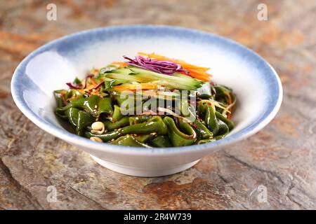 Spaghetti alla salsa，Liangpi，piatto cinese composto da spaghetti di pelle fredda a base di farina di grano o riso，spaghetti di riso cinesi Foto Stock