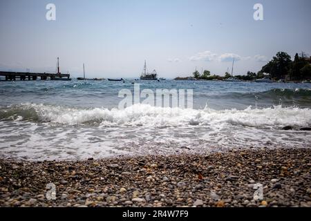 Spiaggia rocciosa del porto di Ika Foto Stock